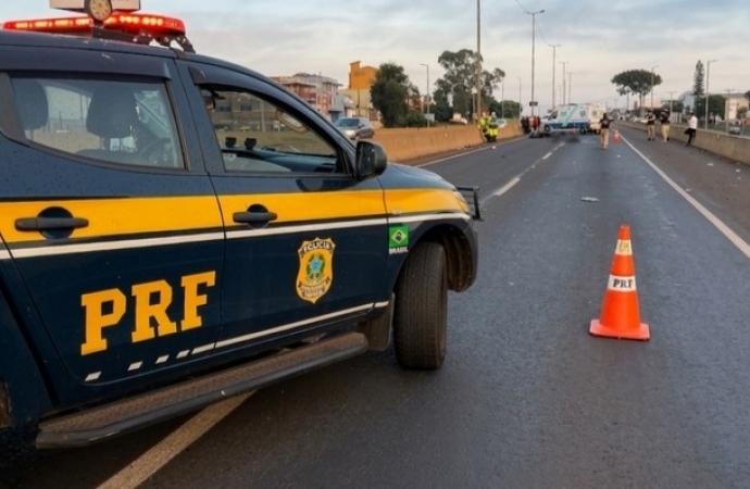 Atirador em veículo mata motociclista e deixa mulher ferida no viaduto da BR-277