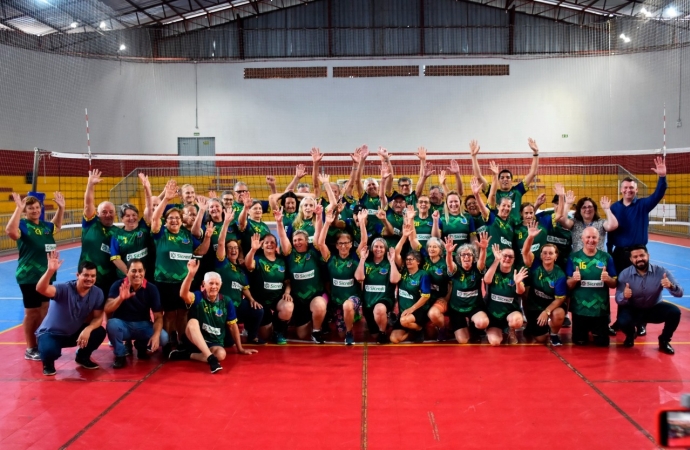 SMI: Atletas da 3ª idade recebem uniforme para disputar os Jogos da Integração em Guaratuba