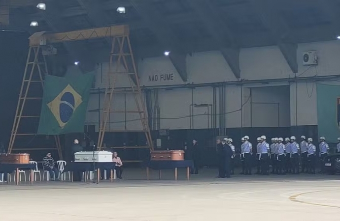 Avião da FAB com urnas de três vítimas da queda de aeronave em SP chega a Cascavel