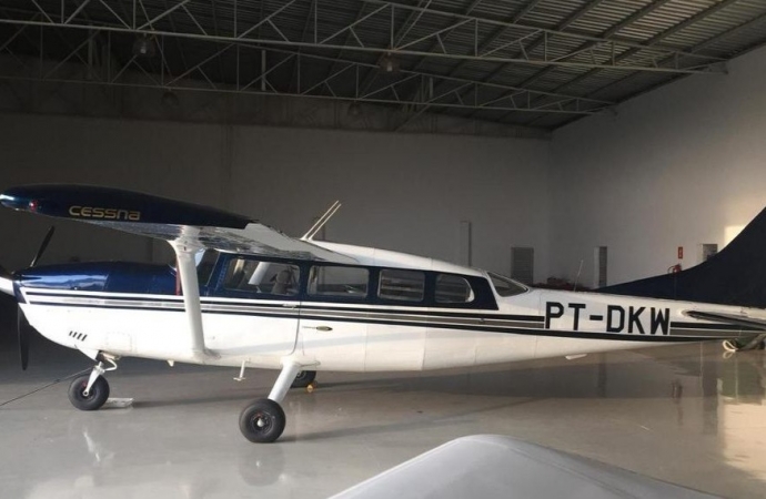 Avião é roubado em Foz do Iguaçu após família ser rendida por bandidos