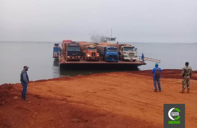 Balsa faz travessia com caminhões de Santa Helena para Porto Índio; greve continua no Paraguai