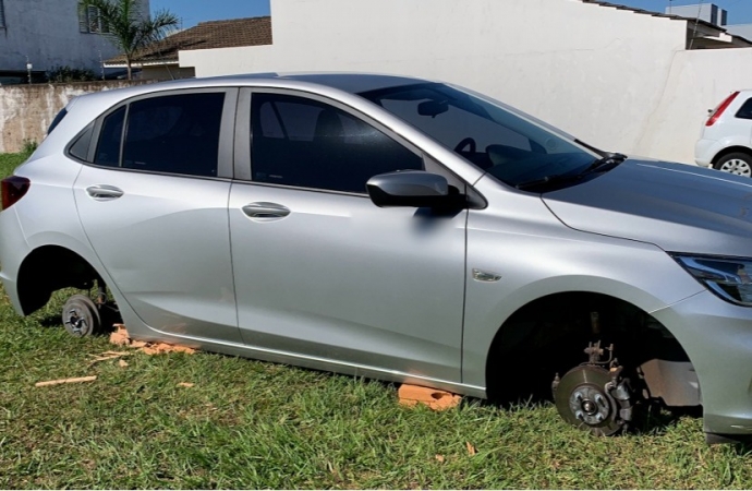 Bandidos furtam rodas de carro e as substituem por tijolos em Cascavel