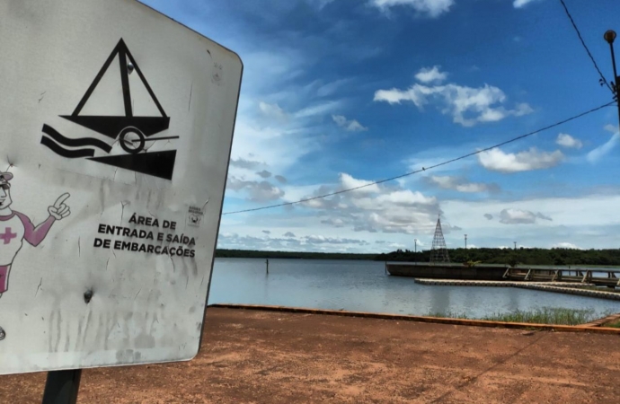 Banhistas devem atentar para cuidados e não permanecer em rampa de acesso a barcos na praia de Santa Helena