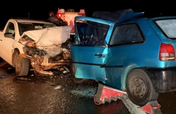 Batida frontal mata homem e deixa outros dois feridos na BR 277, em Cascavel