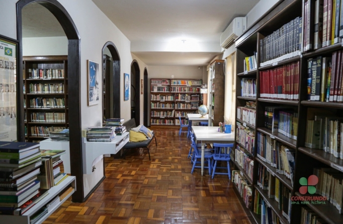 Biblioteca Pública Municipal possui cerca de 12 mil exemplares em Missal