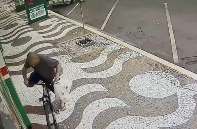 Bicicleta e compras de mercado são furtadas no centro de Santa Helena