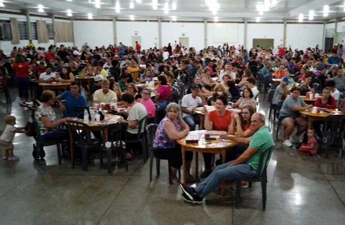 Bingo beneficente do Rotary Club lota Salão Paroquial em São Miguel do Iguaçu