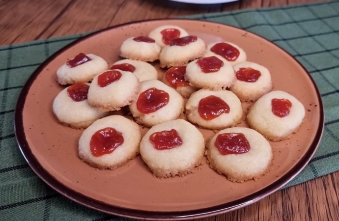 Biscoito amanteigado com goiabada