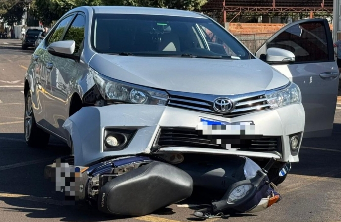 Biz para embaixo de Corolla após colisão em cruzamento de Santa Helena