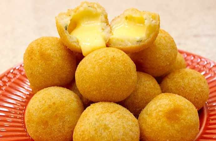 Bolinha de queijo recheada