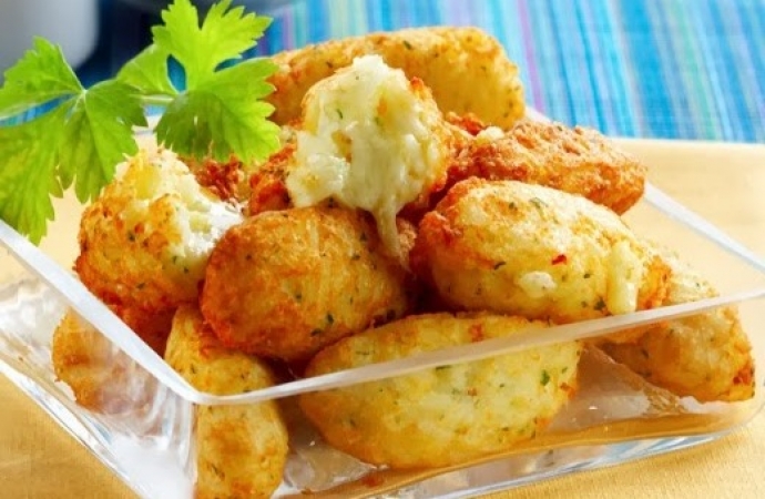 Bolinho de arroz e batata recheado com queijo