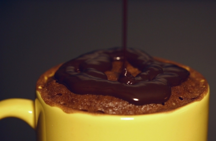 Bolo de caneca com recheio e cobertura de chocolate