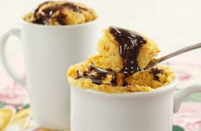 Bolo de cenoura na caneca