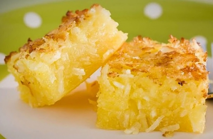 Bolo de mandioca com coco cremoso