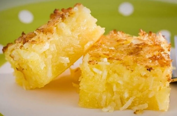 Bolo de mandioca com coco cremoso