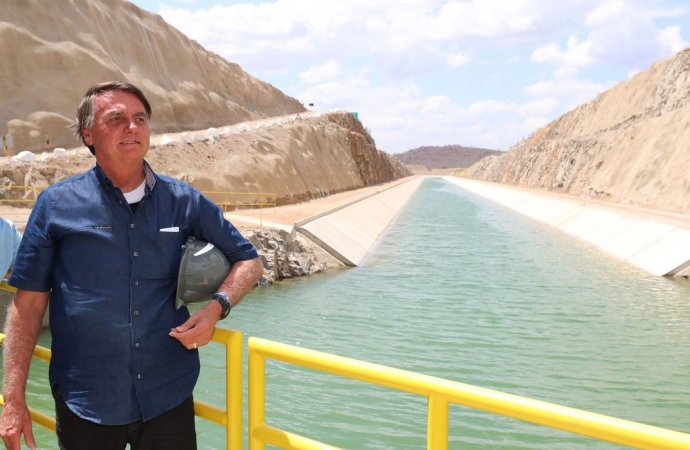 Bolsonaro anuncia apoio para 750 mil caminhoneiros comprarem diesel