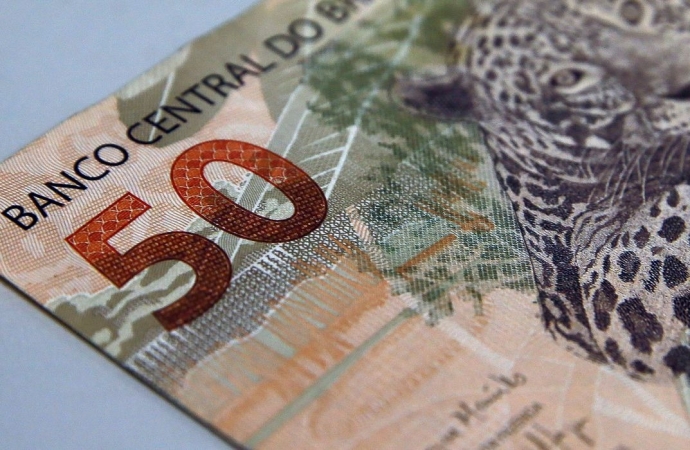 Bolsonaro anuncia aumento do salário-mínimo para R$ 1.100
