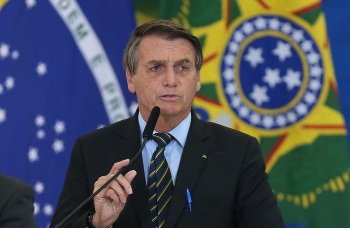 Bolsonaro assina decreto que cria Comitê de combate à pandemia