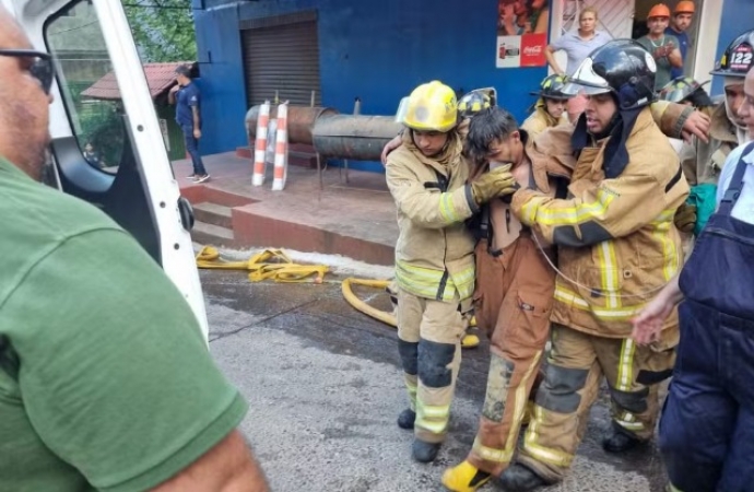 Bombeiro é resgatado após ficar preso em prédio que pegou fogo em Cidade do Leste, no Paraguai