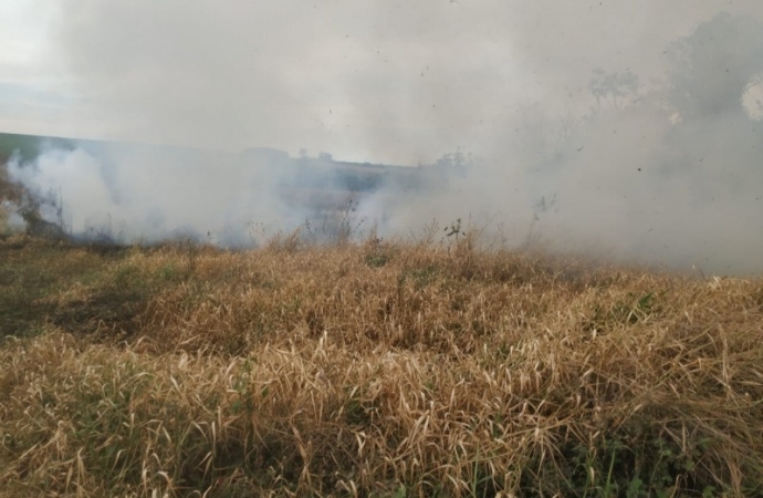 Bombeiros combatem incêndio de grandes proporções no interior de Guaíra e fazem alerta