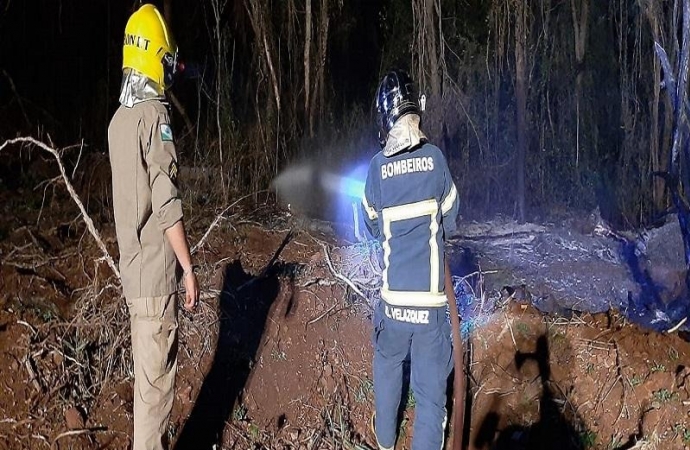 Bombeiros de Santa Helena combatem incêndio em aldeia de Diamante do Oeste