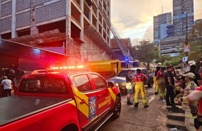 Bombeiros do Paraná ajudam a combater incêndio de grandes proporções no Paraguai