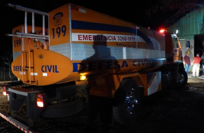 Bombeiros e Defesa Civil combatem incêndio em aviário em Santa Helena