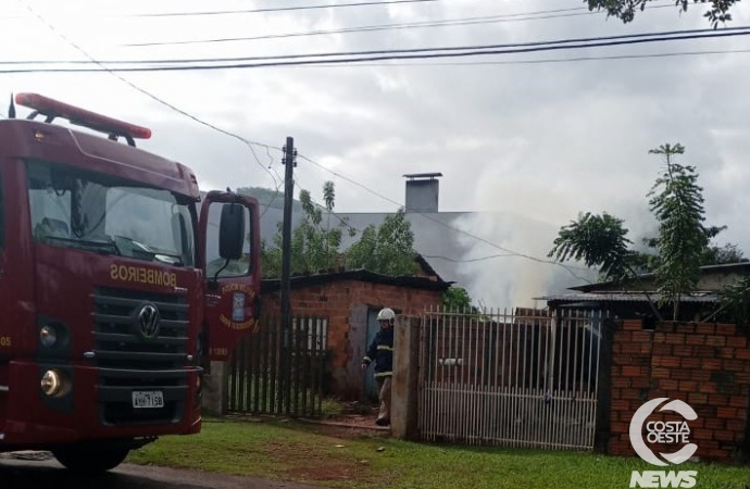 Bombeiros e Defesa Civil combatem incêndio em residência em Santa Helena