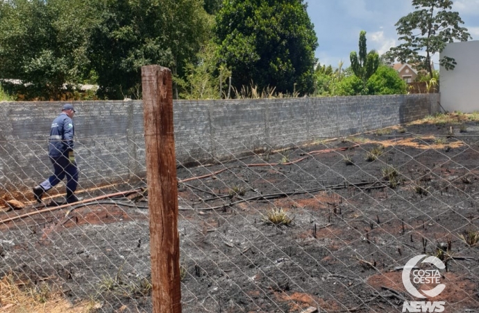 Bombeiros e Defesa Civil combatem incêndio no Cidade Alta, em Santa Helena