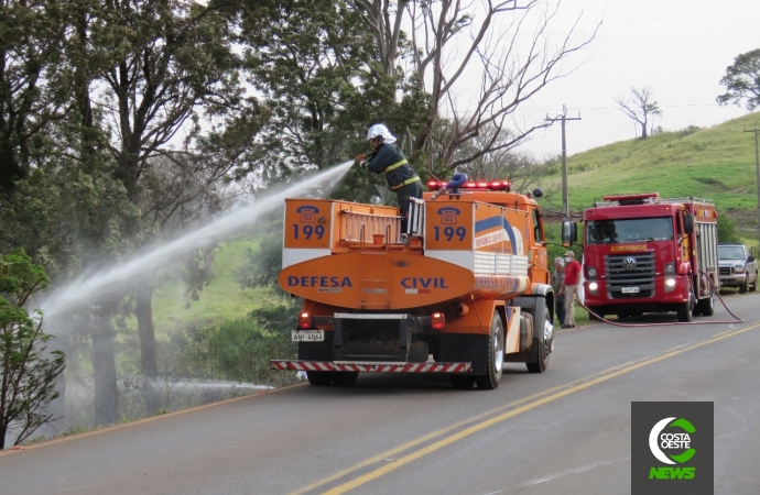 Bombeiros e Defesa Civil são acionados para combater incêndio às margens da PR 488 em Diamante do Oeste