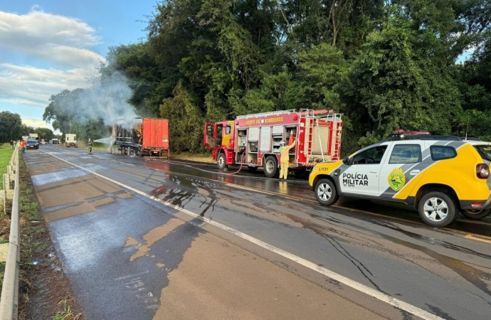 Bombeiros levam mais de uma hora para combater incêndio em carreta na BR-277 em Cantagalo