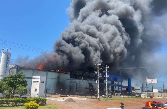Bombeiros levaram 53 horas para controlar incêndio em empresas de Cascavel