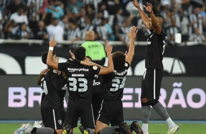 Botafogo vence o Bragantino e mantém 100% como mandante no Brasileirão