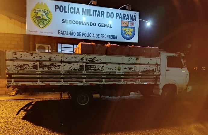 BPFRON apreende caminhão carregado com cigarros contrabandeados durante Operação Hórus em Entre Rios do Oeste