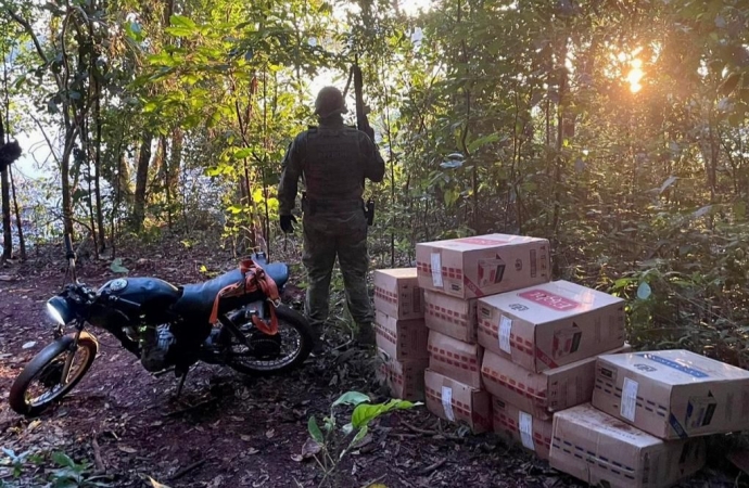 BPFRON apreende cigarros contrabandeados e motocicleta as margens do Rio Paraná em Guaíra