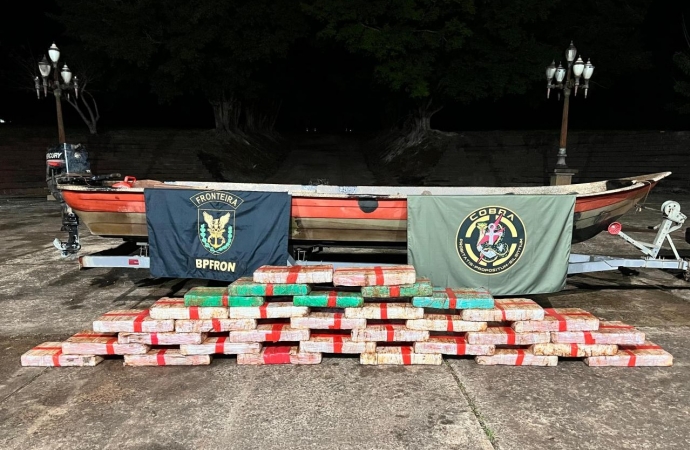 BPFRON apreende embarcação carregada com 400 kg de droga em Santa Helena