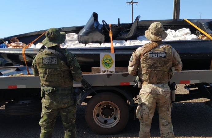 BPFRON, BOPE e PF apreendem embarcação com agrotóxicos em Pato Bragado