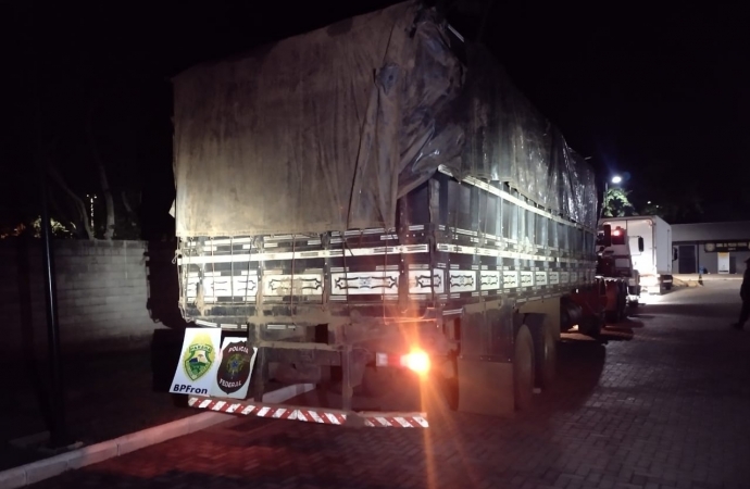 BPFRON e PF apreendem caminhão carregado com cigarros em São José das Palmeiras