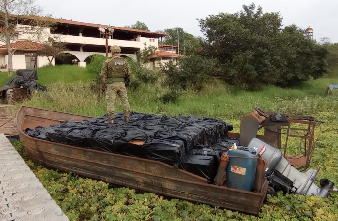 BPFRON e PF apreendem embarcação com cigarros Pato Bragado