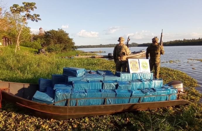 BPFRON e PF apreendem outro barco com cigarros em Pato Bragado