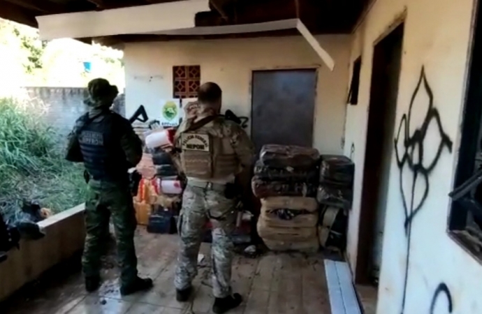 BPFRON e Polícia Federal apreendem mais de 800kg de droga em Guaíra