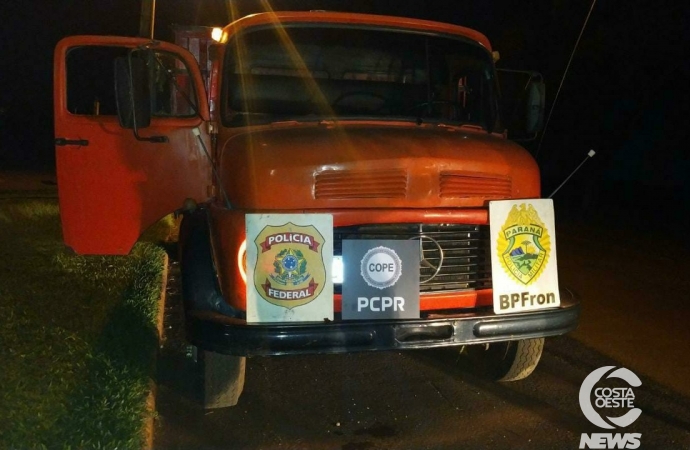 BPFRON, PF e Polícia Civil apreendem caminhão carregado com 10 mil pacotes de cigarros em Santa Helena