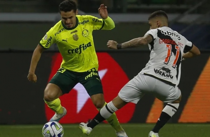 Brasileirão: Palmeiras vence Vasco com golaço de Veiga e intervenção do VAR