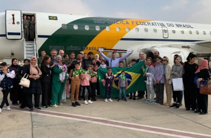 Brasileiros repatriados de Gaza já estão a caminho do Brasil