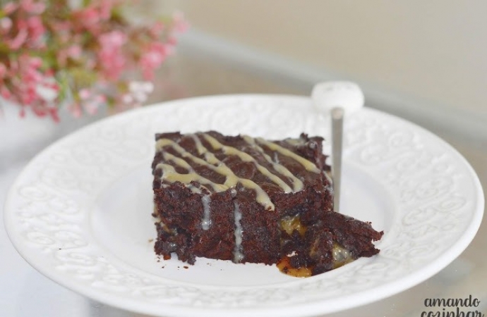 Brownie recheado com caramelo