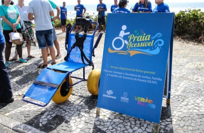 Cadeiras anfíbias para pessoas com dificuldades de locomoção estão disponíveis gratuitamente em praias de Santa Helena e Itaipulândia