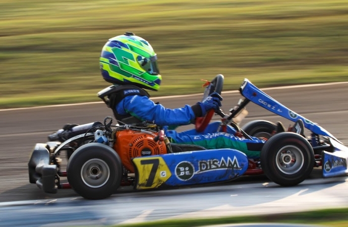 Caio Zorzetto defende invencibilidade na decisão do Citadino de Kart de Foz