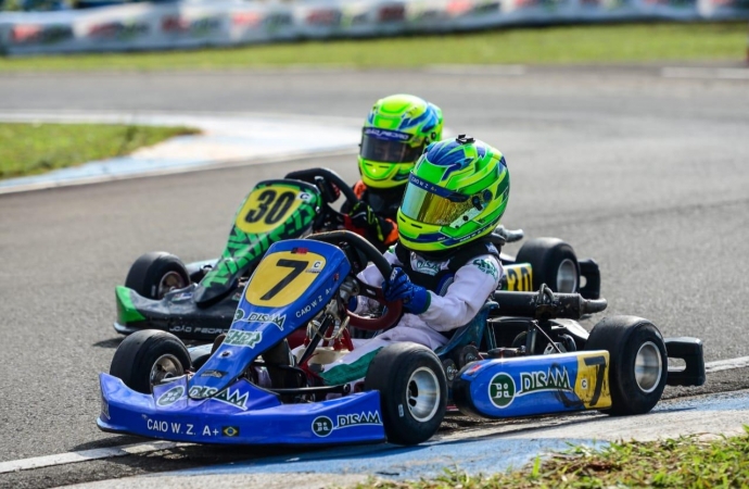 Caio Zorzetto sofre no Paranaense com cara de Copa do Brasil de Kart