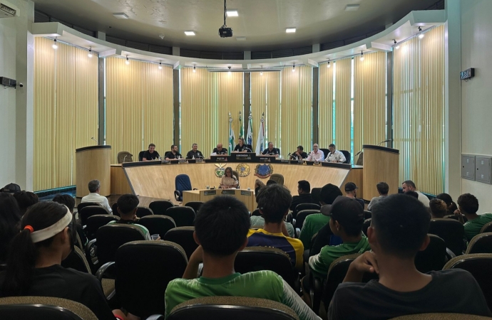 Câmara de São Miguel do Iguaçu recebe alunos da escola indígena Teko ñemongo em sessão ordinária