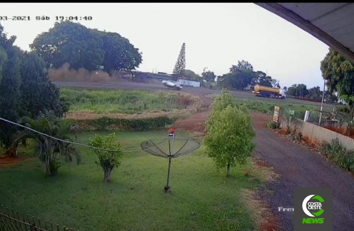 Câmera flagra veículo capotando na BR-277 em São Miguel do Iguaçu